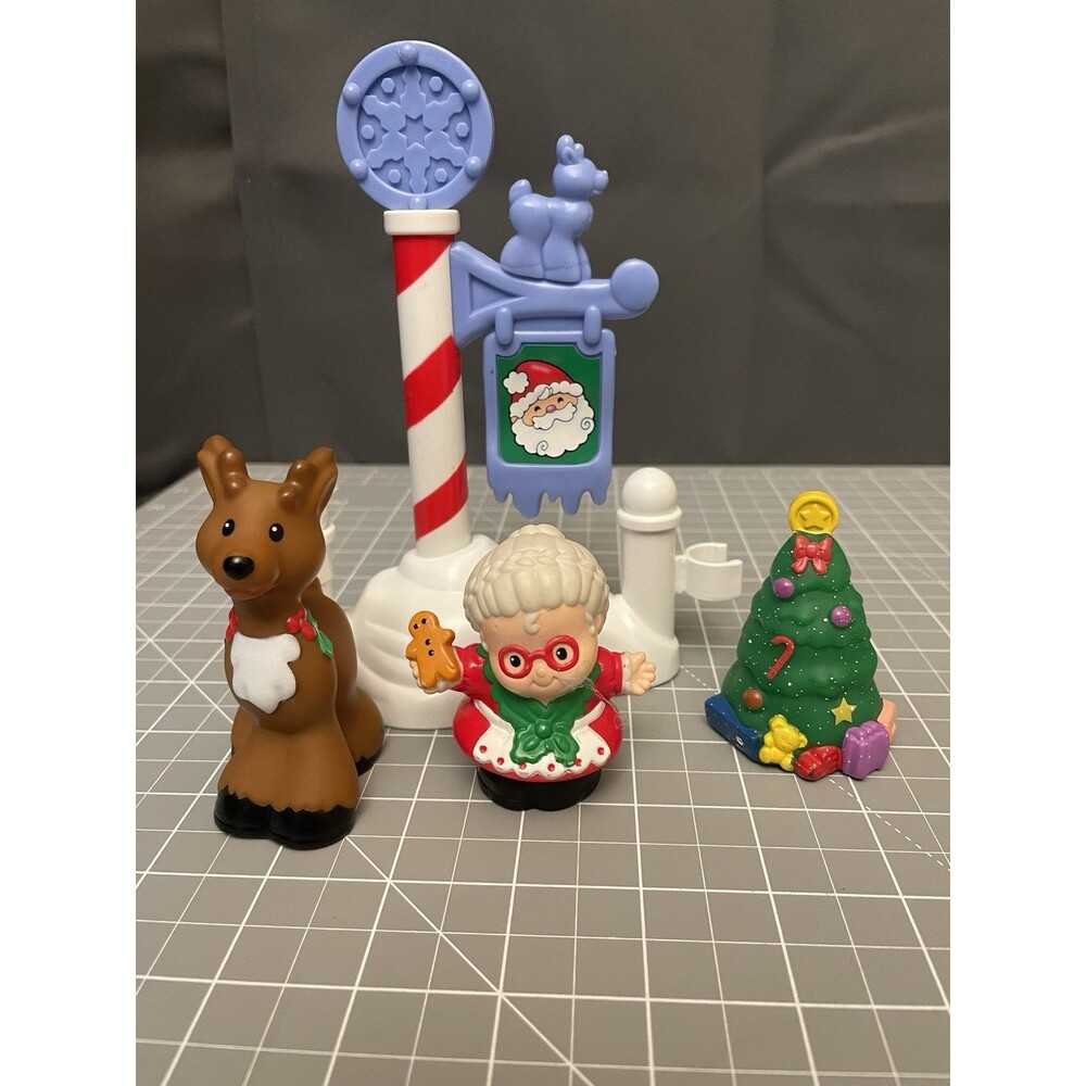 Fisher Price Little People Christmas Tree Santa’s North Pole Reindeer Mrs Claus